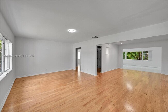 Building Photo - 1520 NE 108th St