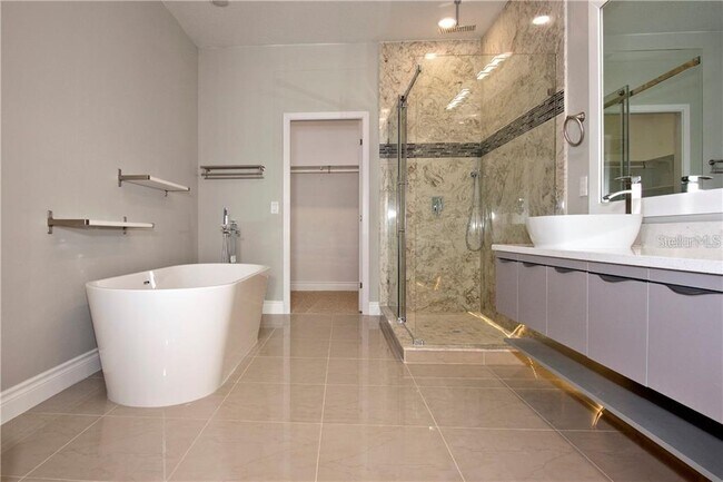 Building Photo - 1927 Greenbriar Ter