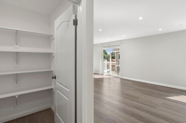 Building Photo - 3 Bedroom & 2.5 Bathroom Townhome with 2 Car Garage & Laundry