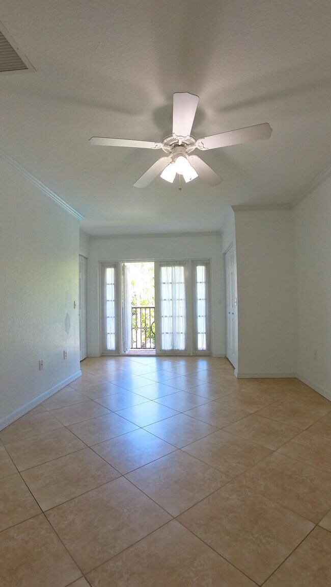 Building Photo - 1000 Palm Trail