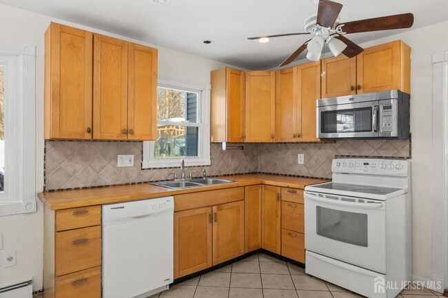 Building Photo - 691 Cook Ave