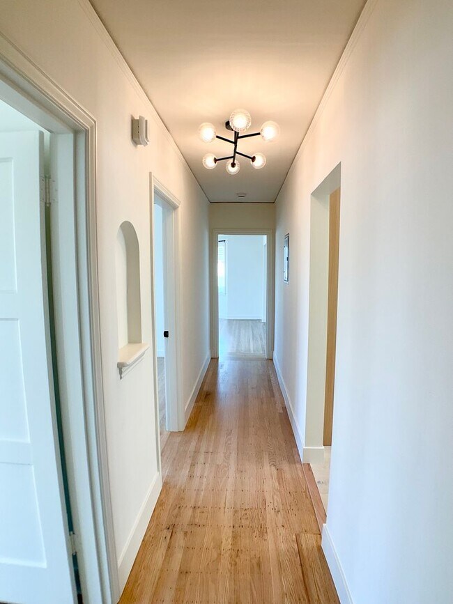Building Photo - Remodeled! GARAGE PARKING Included! IN-UNI...