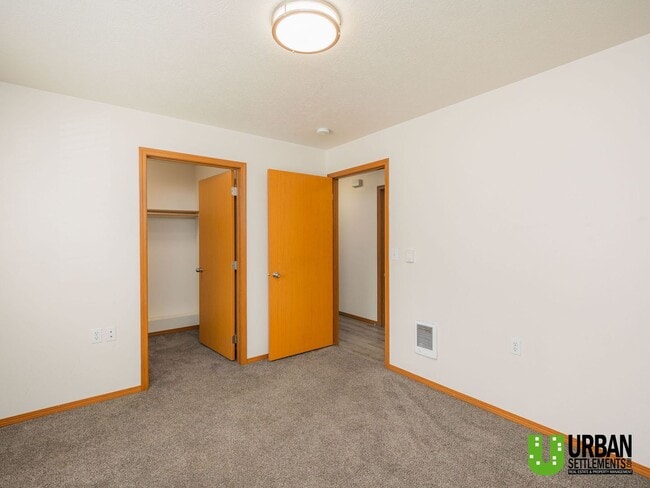 Building Photo - Spacious, clean, modern 4bd/2bth