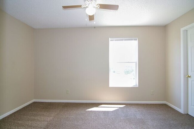 Building Photo - LOVELY 3 BEDROOM, 2.5 BATHROOM HOME IN DESIRABLE NOBLESVILLE!