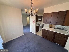 Building Photo - 35 Greenwood Rd