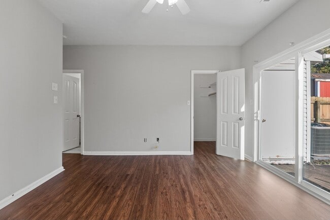 Building Photo - Open floor plan with 2 primary suites. Ava...