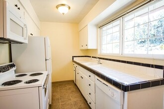 Building Photo - John's Landing 2Bdr w/Hardwoods, W&D, DW + Garage Parking!