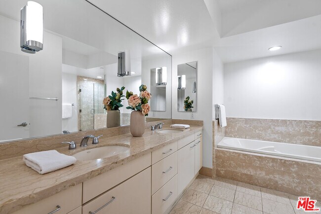 Building Photo - 13600 Marina Pointe Dr