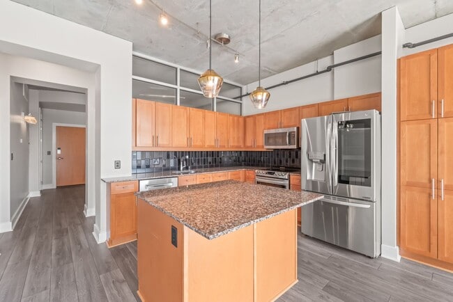 Building Photo - Stylish Uptown 2BD Condo with Balcony, Par...