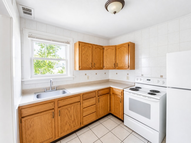 Interior Photo - STATESMAN APARTMENTS -- 081