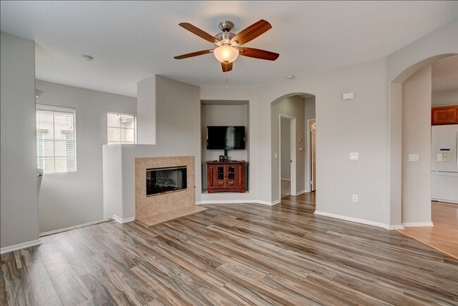 Building Photo - Fantastic 2 Bedroom Townhome minutes away to Camp Pendleton