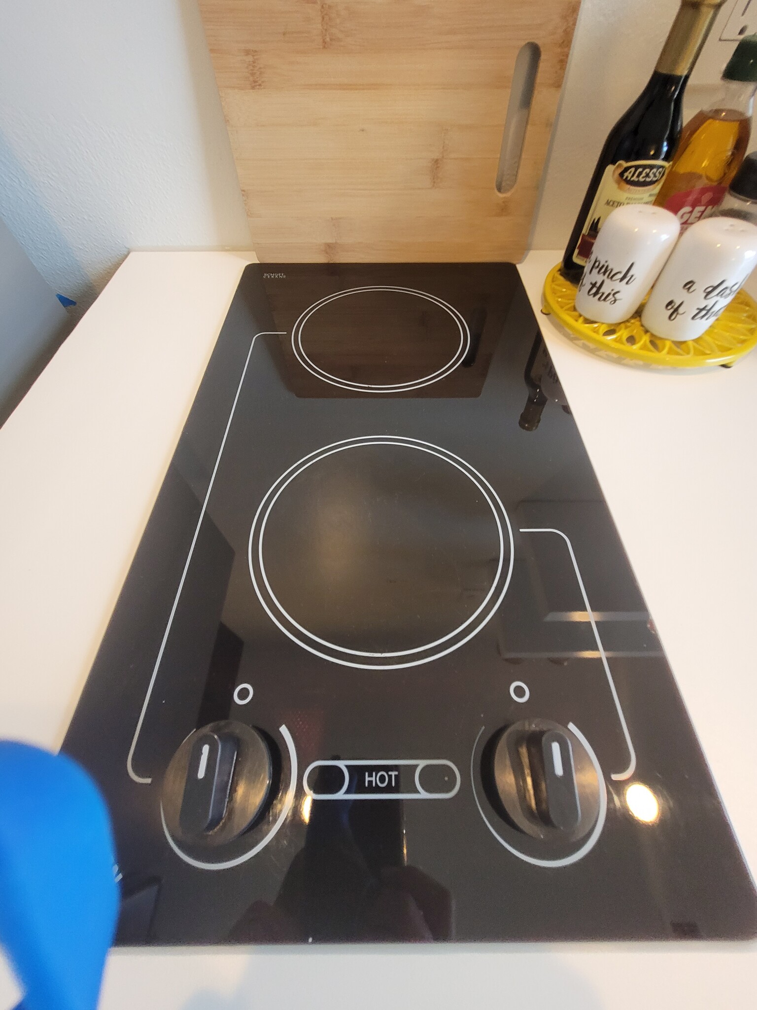 Electric cooktop - 3541 Fort Ave