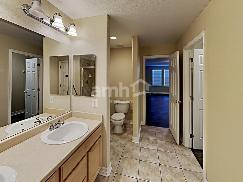 Building Photo - 13945 Jasmine St