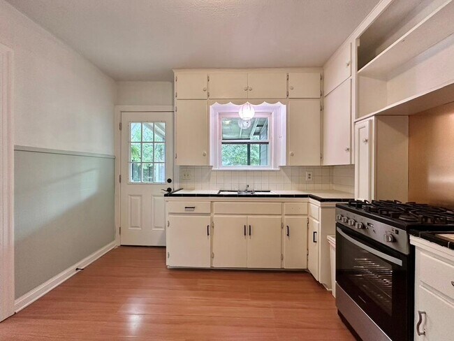 Building Photo - 914 E 39th St