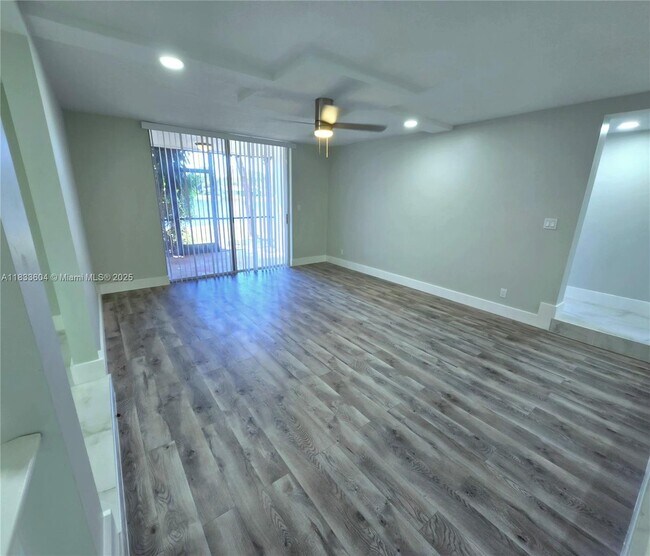 Building Photo - 3710 Inverrary Dr