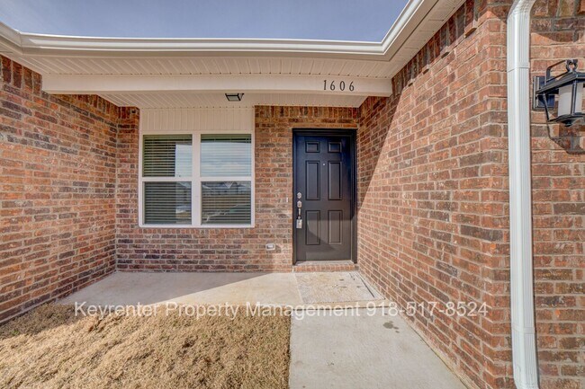 Building Photo - Beautiful 3 Bedroom, 2 Bath Recently Built Home in BA