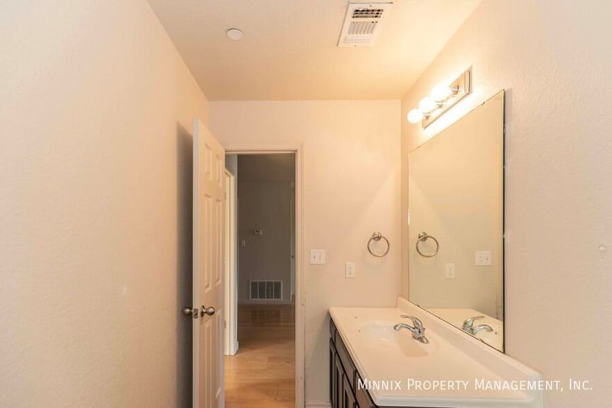 Building Photo - 203 27th St