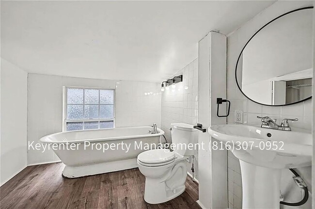 Building Photo - 4 Bedroom 2 bath