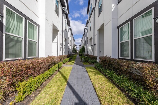 Building Photo - 2718 Grand Fountains Dr