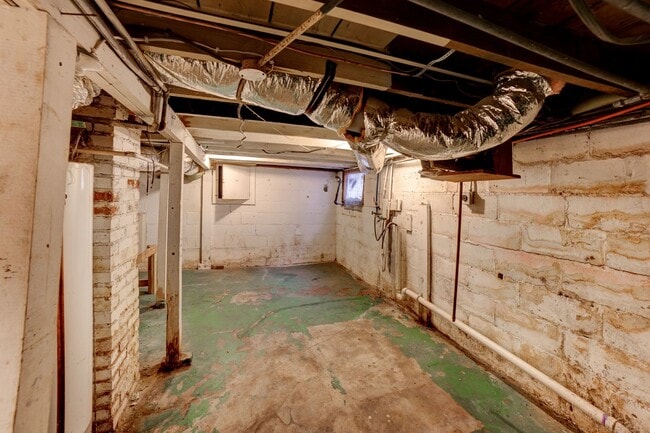 Building Photo - 2 Bed | 1.5 Bath in Midtown close to Utica Square & Cherry St!