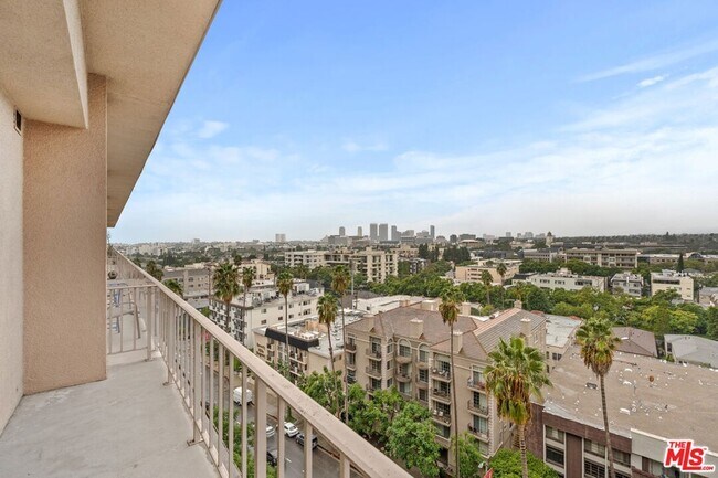 Building Photo - 100 S Doheny Dr