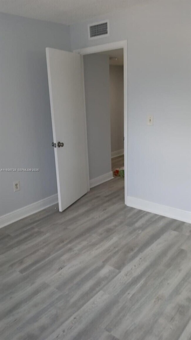 Building Photo - 9375 Fontainebleau Blvd