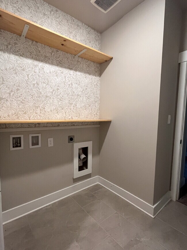 Building Photo - 14741 Greenleaf Dr