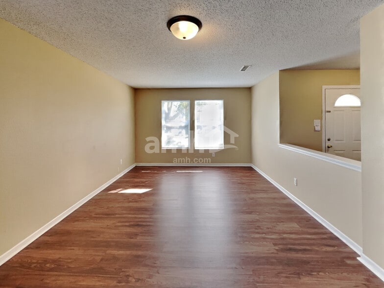 Building Photo - 202 Creekview Dr