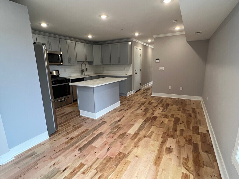 Building Photo - 5128 Spruce St