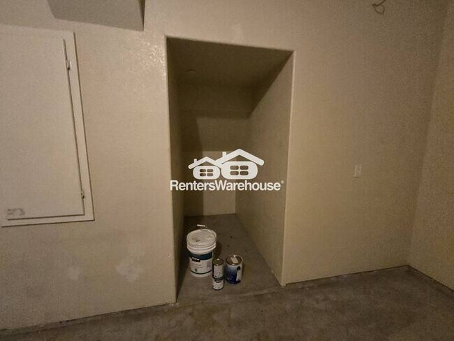 Building Photo - MOVE IN READY - Spacious 2-story townhouse...