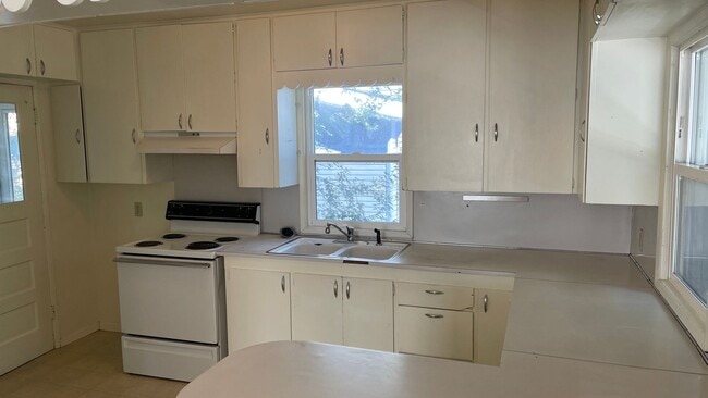 Building Photo - VIDEOTOUR: Want To Live Near Downtown Bend? Adorable Cottage Available Soon! PETS WELCOME