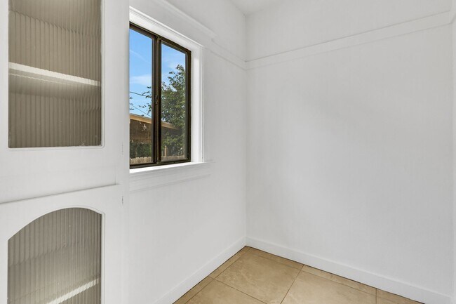 Building Photo - 1492 W 28th St