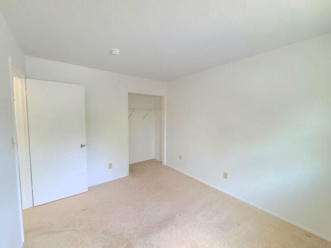 Building Photo - 404 Briarwood Ct