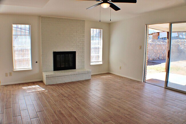 Building Photo - 3 Bedroom, 2 Bath , North-East El Paso Great house located across the street from Terrace Hills M...