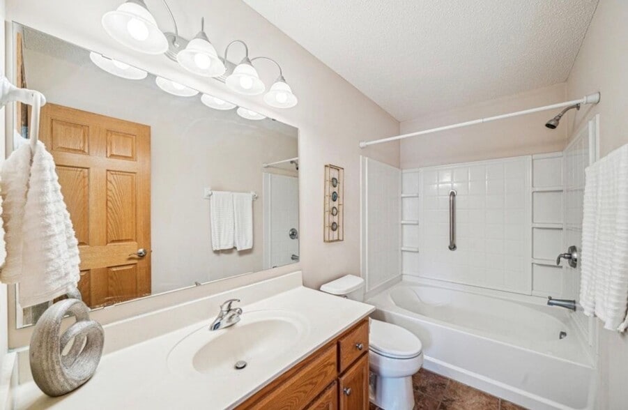 Building Photo - 8315 Cedarview Cir