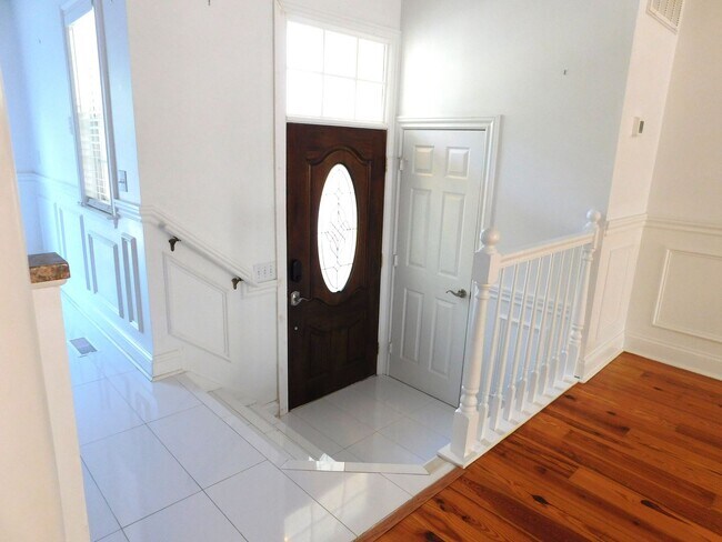 Building Photo - Lovely Townhome Available In Yacht Cove