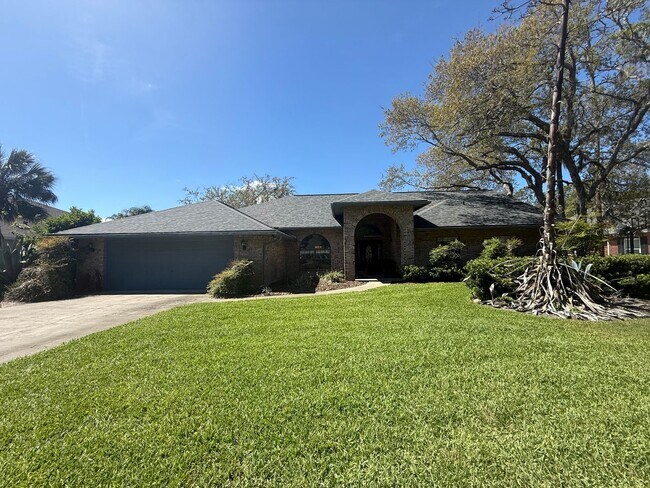 Building Photo - Beautiful 3 bedroom 2.5 bathroom pool home
