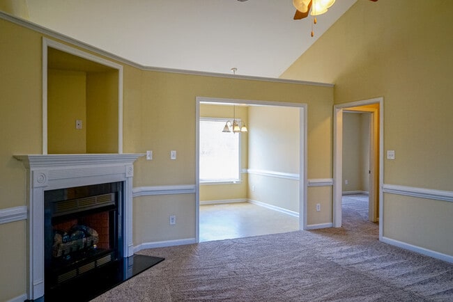 Building Photo - Ranch Home | Back Deck | Fenced In Backyar...