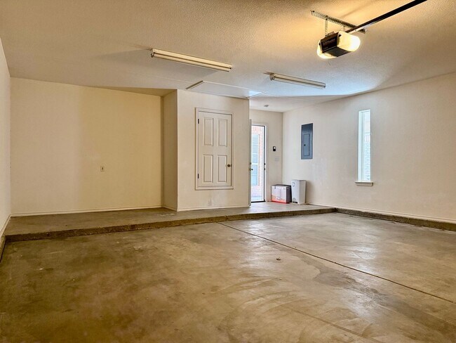 Building Photo - For Rent