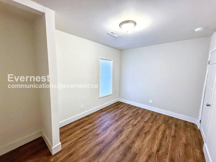 Building Photo - 207 9th Ave W