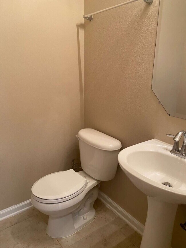 Building Photo - Beautiful 3-Bedroom Townhome in Desirable Oakleaf Plantation – Available Now!