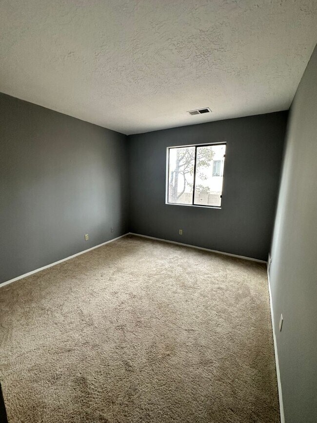 Building Photo - 3 Bedroom 2 Bathroom New flooring