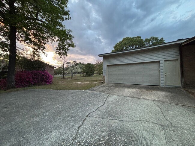 Building Photo - Move-In Ready Ranch in the Heart of Elgin!