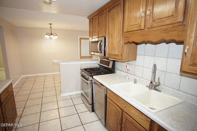 Building Photo - 9832 Heather Ave