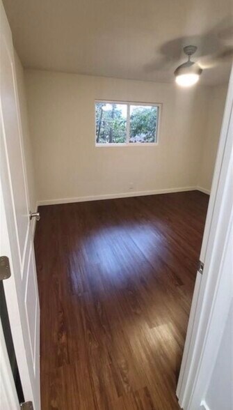 Building Photo - 565 Lakeland Dr