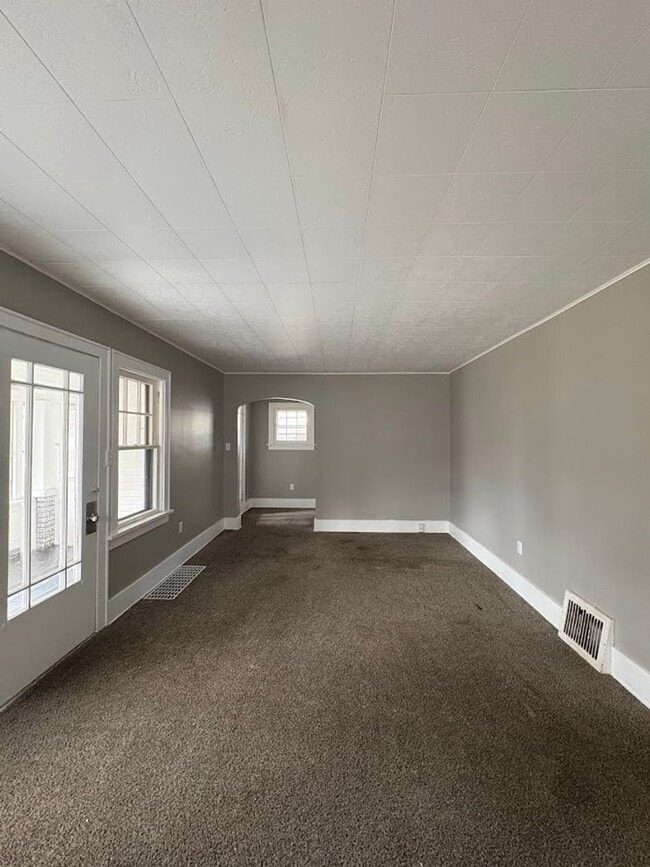 Building Photo - Large 4 bedrooms 1 full bathroom home for rent