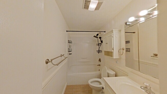 Building Photo - 25 Greentree Ln