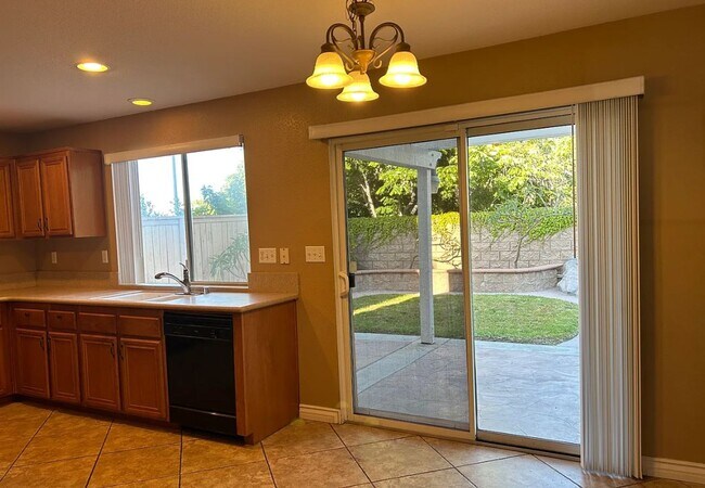 Building Photo - Gorgeous Oceanside Home