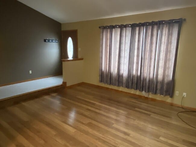 Building Photo - 1325 W 75th Pl