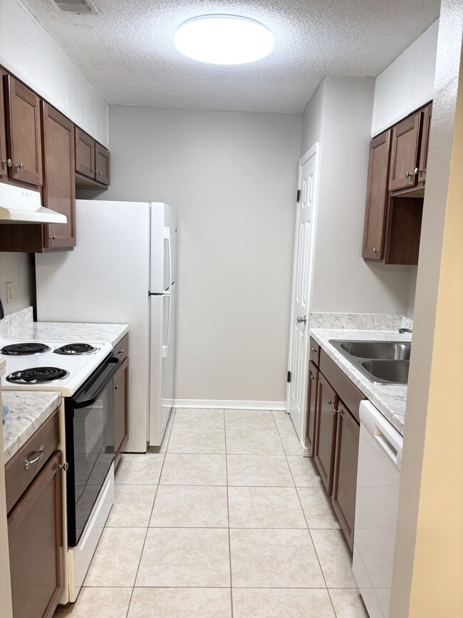 Building Photo - 8180 Stonebrook Dr